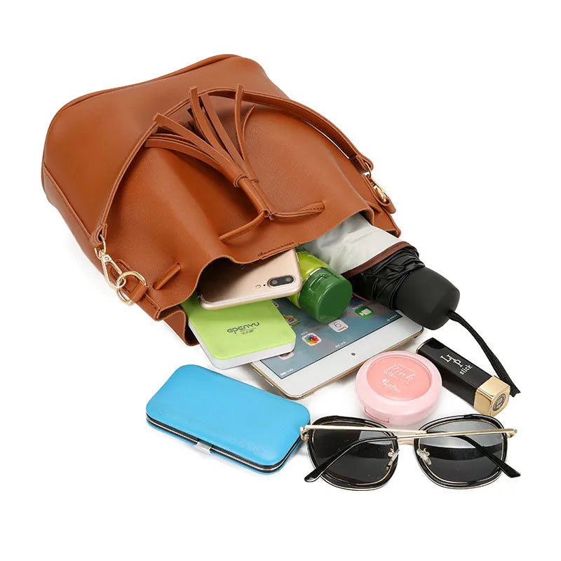 Brenda | Bolso saco con cordón y borlas