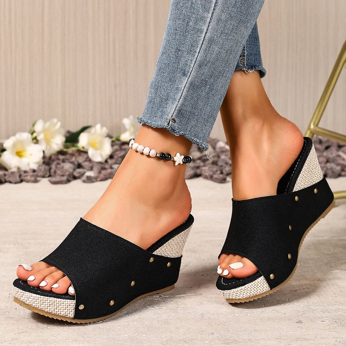 Ava | Cuñas de tiras cruzadas con tachuelas