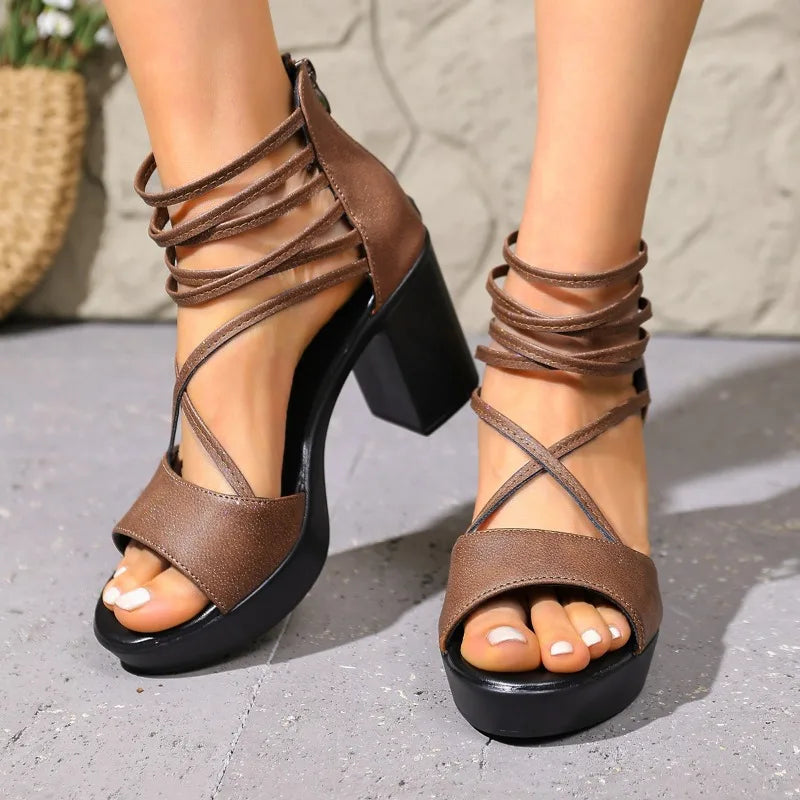 Celeste | Sandalias de tiras cruzadas con tacón ancho