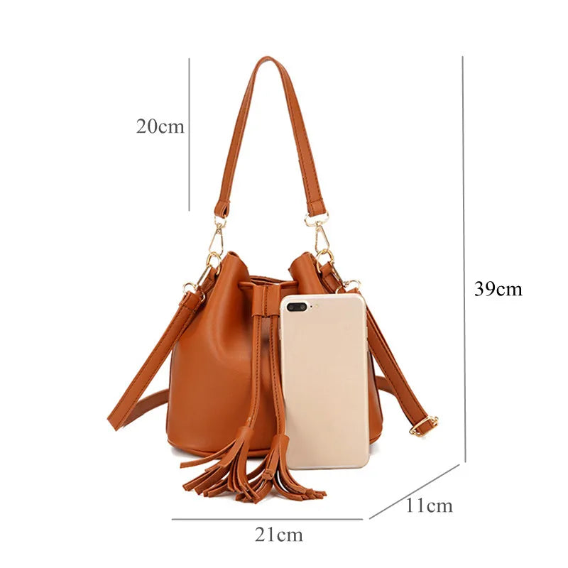 Brenda | Bolso saco con cordón y borlas