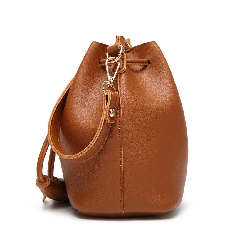 Brenda | Bolso saco con cordón y borlas
