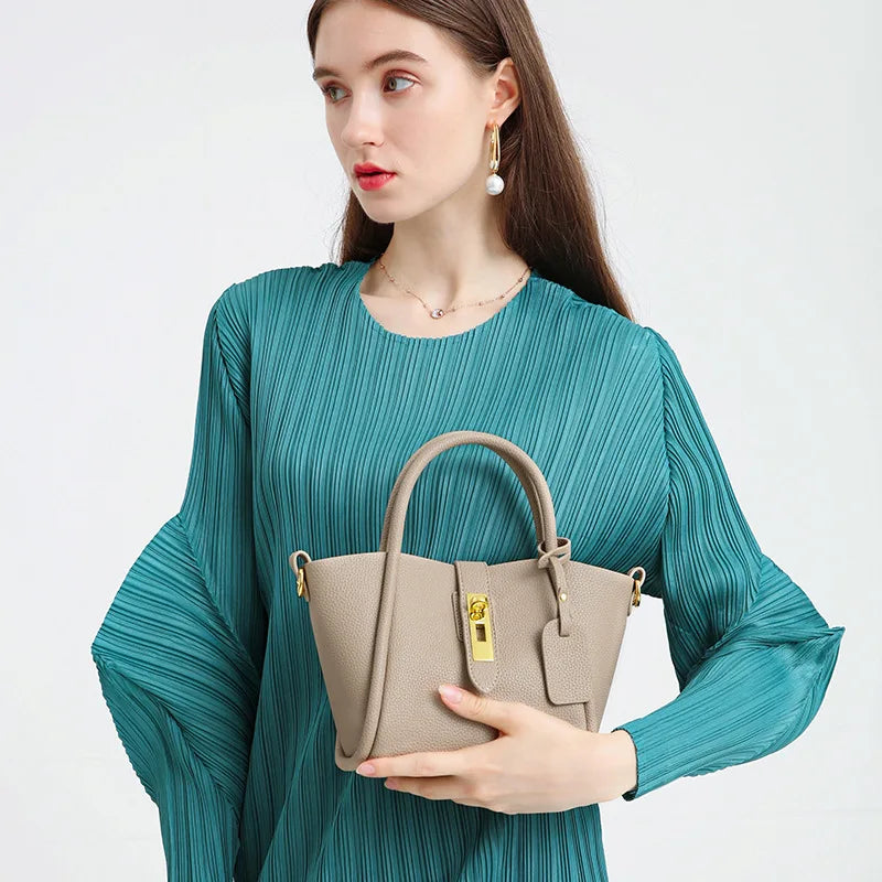 Alina | Bolso de mano de piel con cierre giratorio